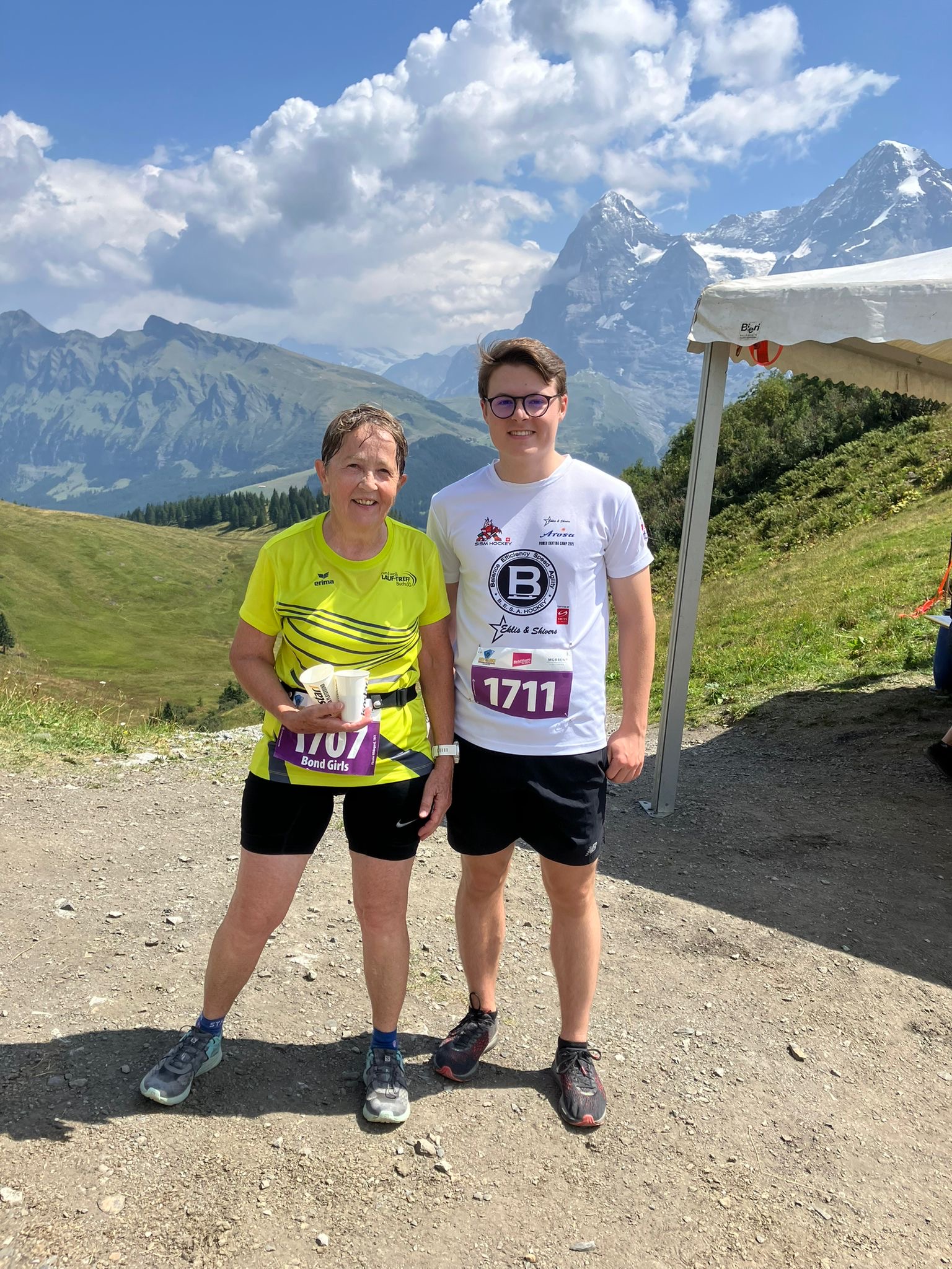Hilde und Dani in der Wechselzone hinter dem Allmendhubel